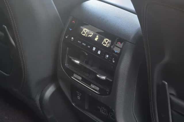 Jeep Grand Cherokee (2022) thumbnail 5