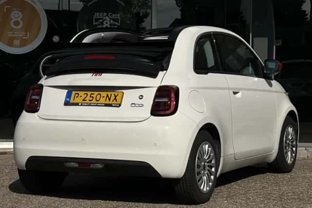 Fiat 500C (2022) thumbnail 2