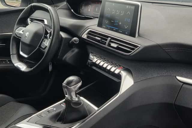 Peugeot 3008 (2019) thumbnail 4