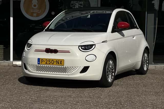 Fiat 500C (2022) thumbnail 1