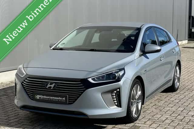 Hyundai Ioniq (2016) thumbnail 2