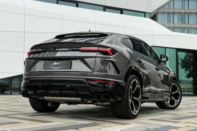 Lamborghini Urus (2022) thumbnail 2