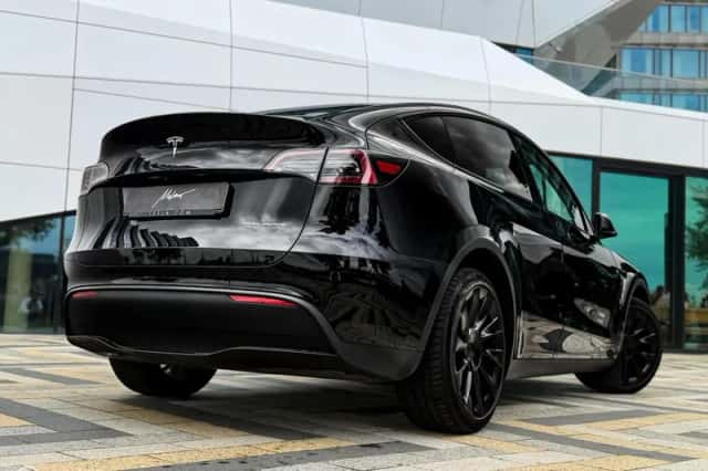 Tesla Model Y (2024) thumbnail 2