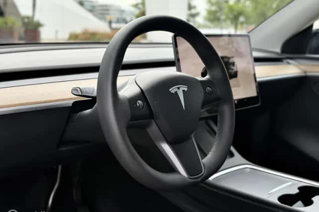 Tesla Model Y (2024) thumbnail 3