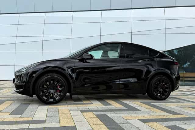 Tesla Model Y (2024) thumbnail 6