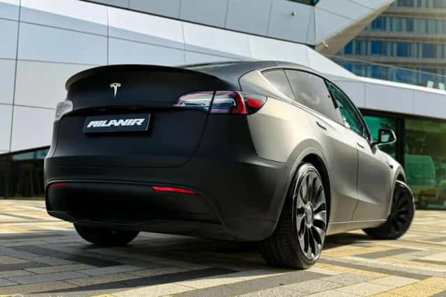 Tesla Model Y (2023) thumbnail 2