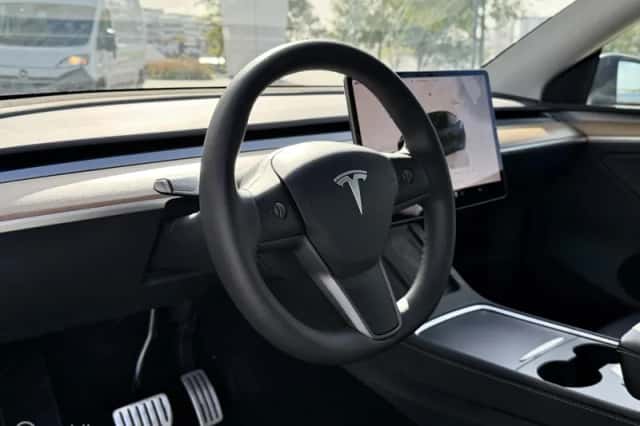 Tesla Model Y (2023) thumbnail 3