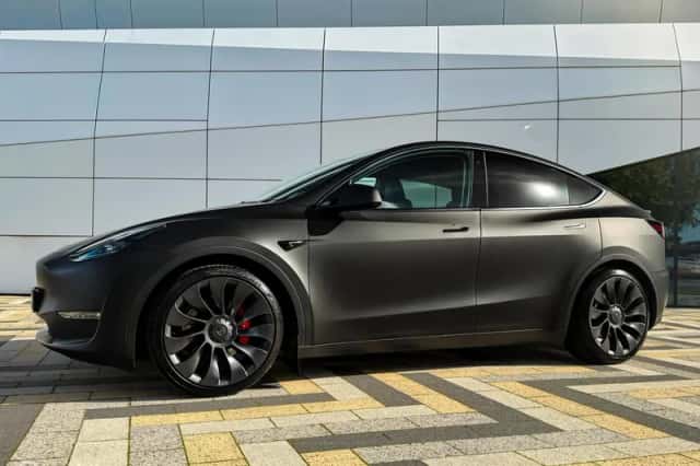 Tesla Model Y (2023) thumbnail 5