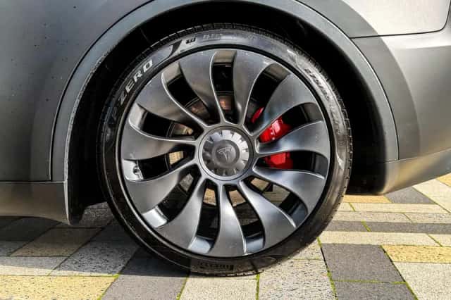 Tesla Model Y (2023) thumbnail 6