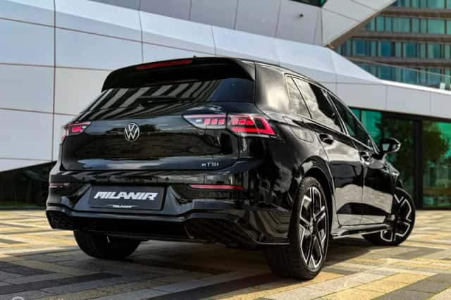 Volkswagen Golf (2024) thumbnail 2