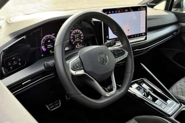 Volkswagen Golf (2024) thumbnail 3