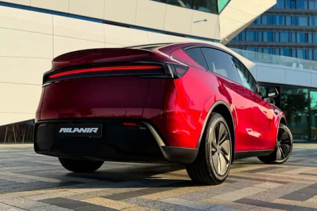 Tesla Model Y (2025) thumbnail 2