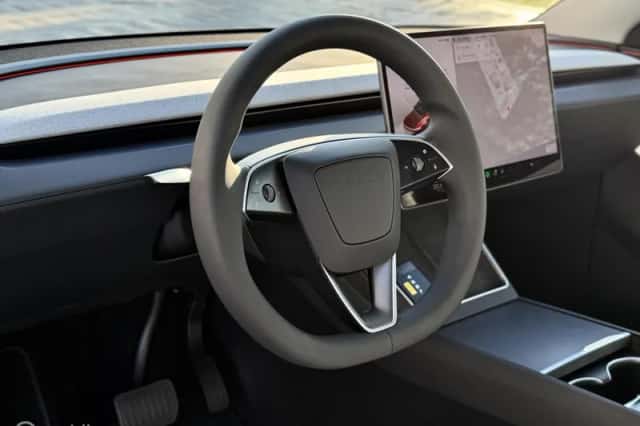 Tesla Model Y (2025) thumbnail 3