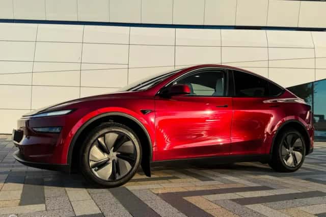 Tesla Model Y (2025) thumbnail 5