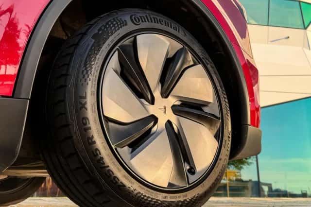 Tesla Model Y (2025) thumbnail 6