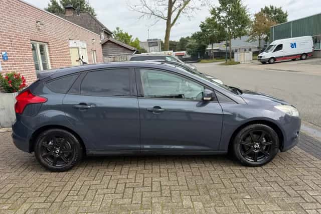 Ford Focus (2013) thumbnail 2