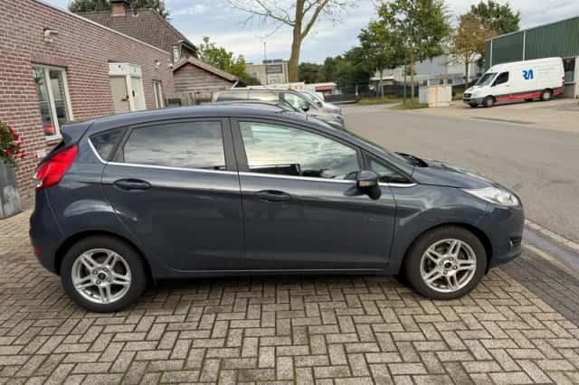 Ford Fiesta (2015) thumbnail 2