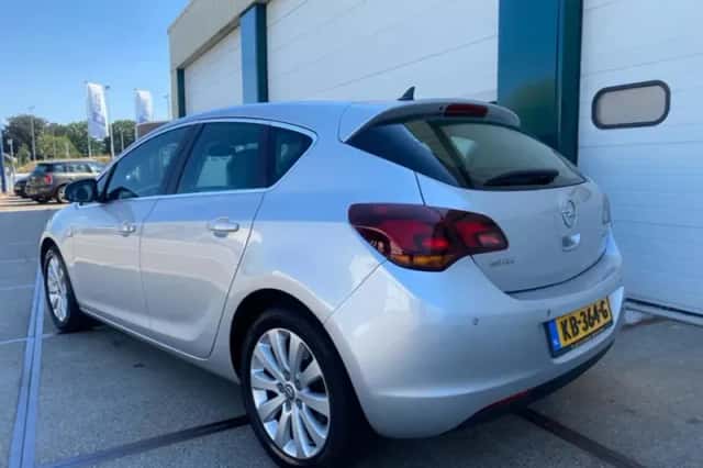 Opel Astra (2012) thumbnail 2