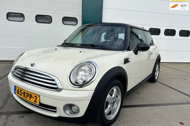MINI Cooper (2010) thumbnail 1