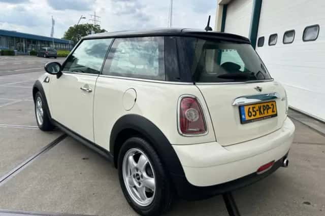 MINI Cooper (2010) thumbnail 2