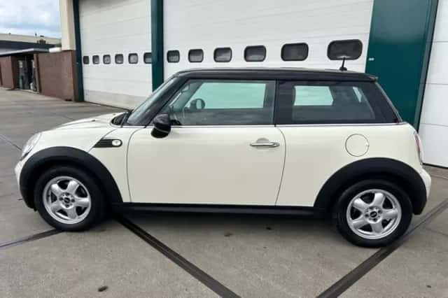 MINI Cooper (2010) thumbnail 3