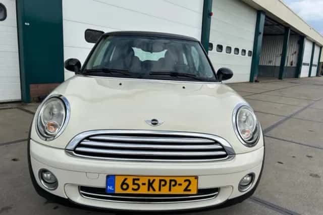 MINI Cooper (2010) thumbnail 4