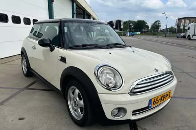 MINI Cooper (2010) thumbnail 5