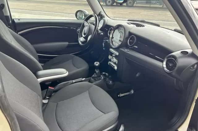 MINI Cooper (2010) thumbnail 6