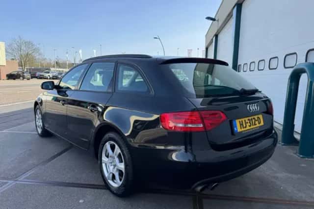 Audi A4 (2011) thumbnail 2