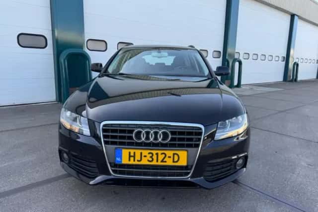 Audi A4 (2011) thumbnail 4