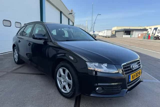 Audi A4 (2011) thumbnail 5