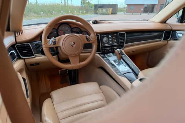Porsche Panamera (2009) thumbnail 2