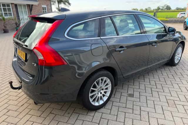 Volvo V60 (2015) thumbnail 3