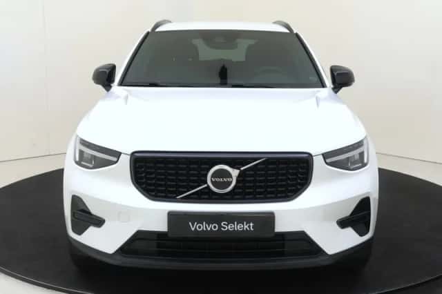Volvo XC40 (2023) thumbnail 3