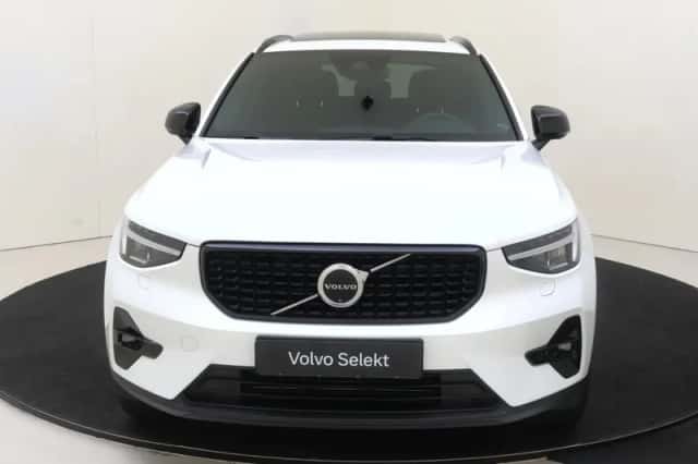 Volvo XC40 (2023) thumbnail 3