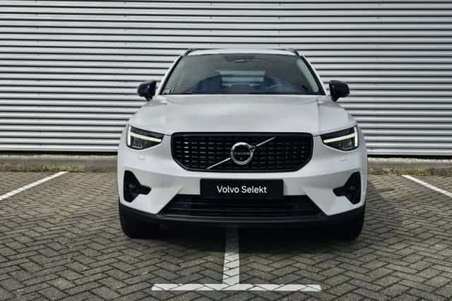 Volvo XC40 (2023) thumbnail 3