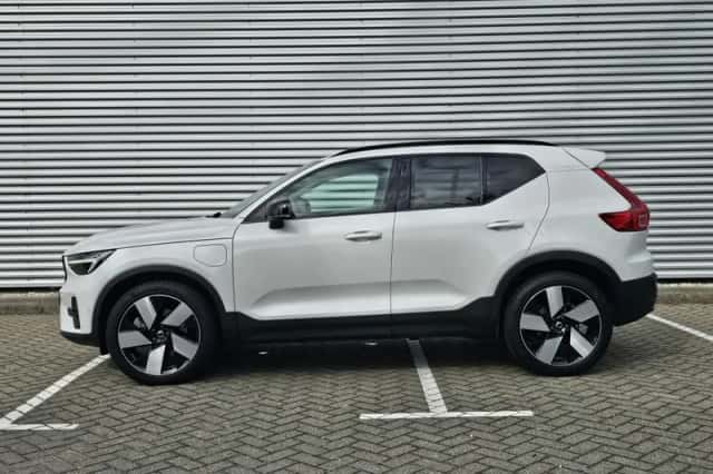 Volvo XC40 (2023) thumbnail 4