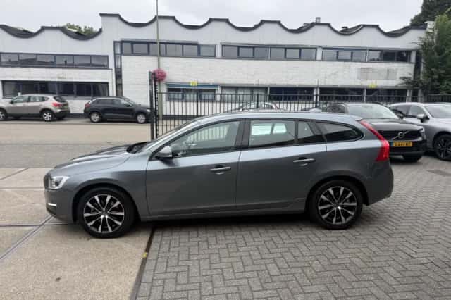 Volvo V60 (2018) thumbnail 2