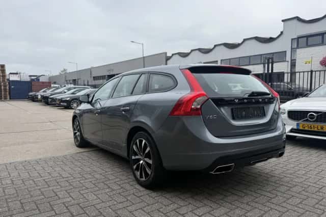 Volvo V60 (2018) thumbnail 3