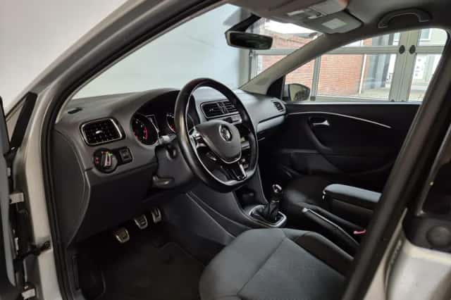 Volkswagen Polo (2017) thumbnail 2