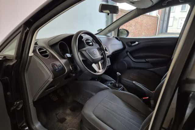 SEAT Ibiza (2011) thumbnail 2