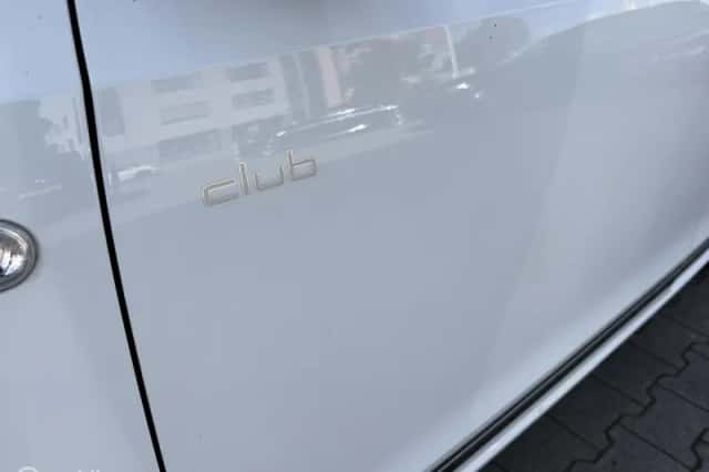 Volkswagen Up! (2016) thumbnail 3