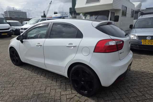Kia Rio (2012) thumbnail 3