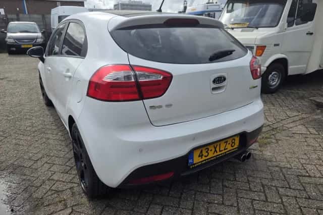Kia Rio (2012) thumbnail 5