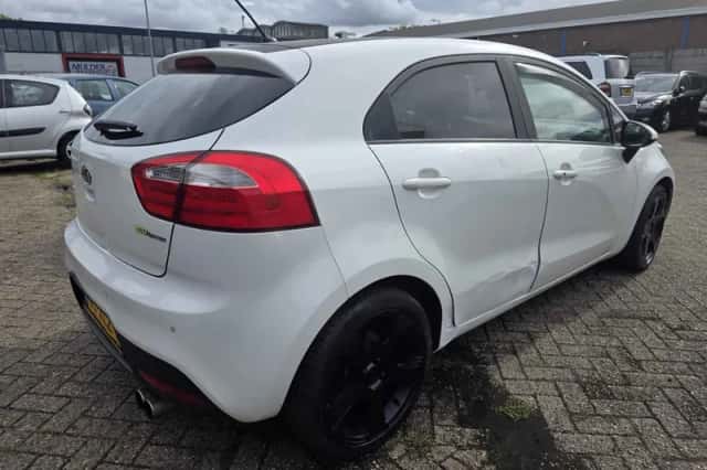 Kia Rio (2012) thumbnail 6