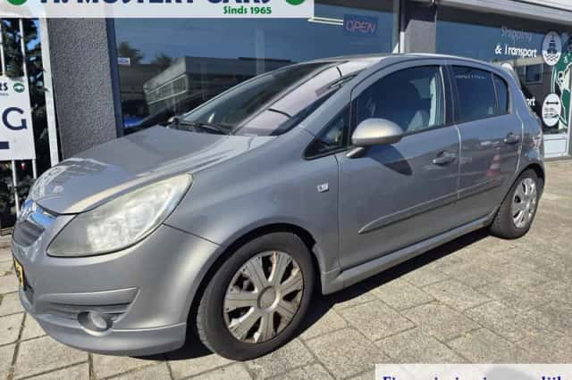 Opel Corsa (2010) thumbnail 2
