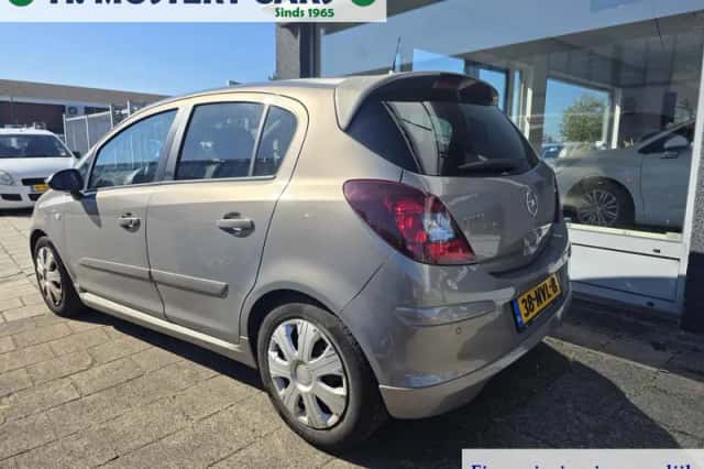 Opel Corsa (2010) thumbnail 3