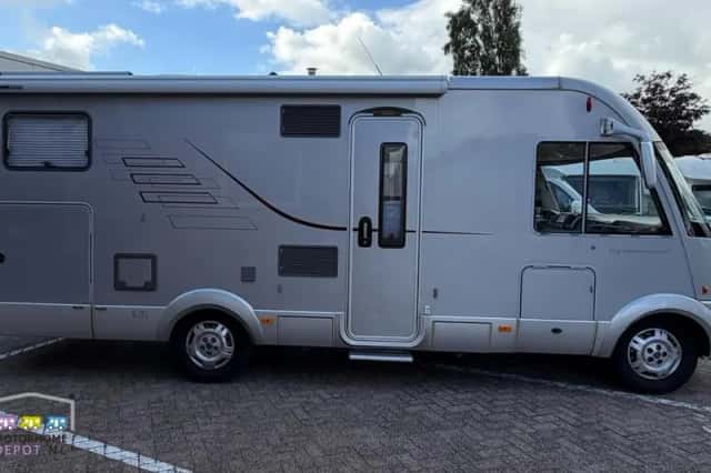 Hymer B 694 (2010) thumbnail 2