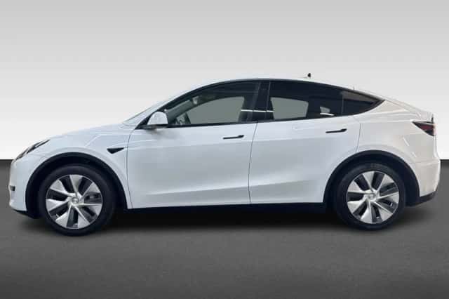 Tesla Model Y (2022) thumbnail 2