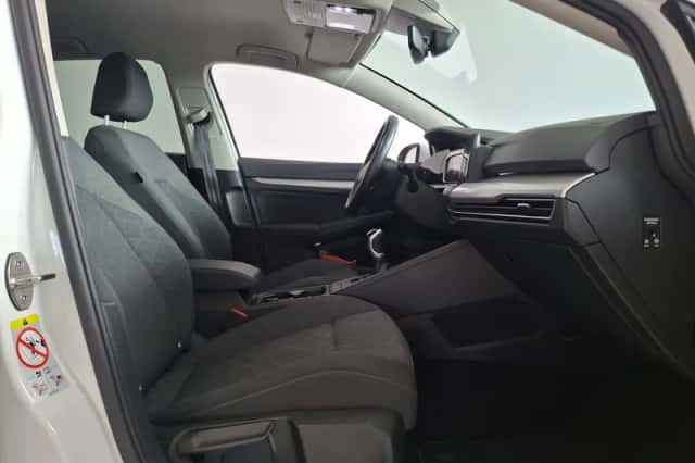 Volkswagen Golf (2023) thumbnail 6